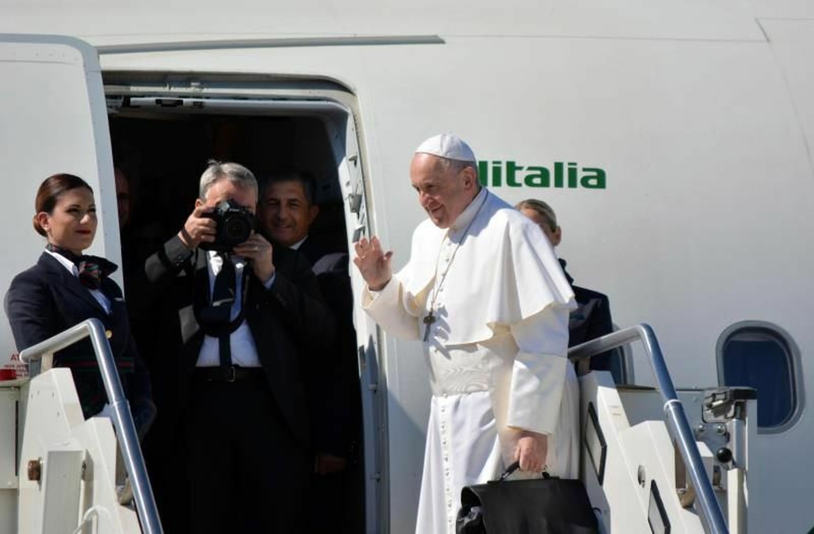 El pontífice se dispone a entrar en el avión para el trayecto a Rabat