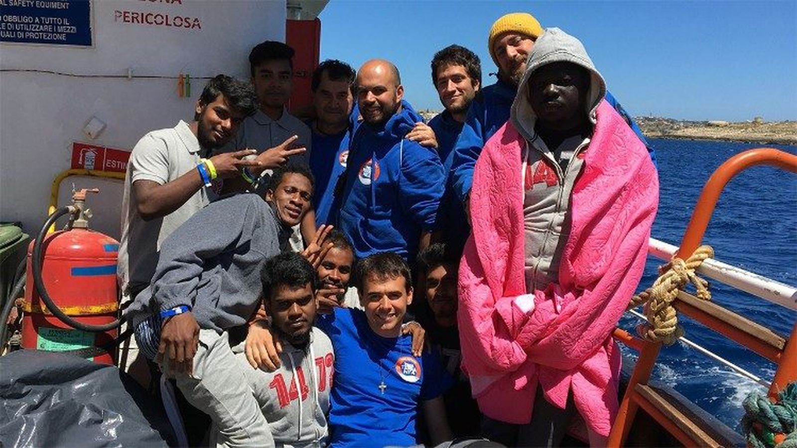 El 'Mare Jonio' con los migrantes rescatados la noche anterior, a las afueras de Lampedusa