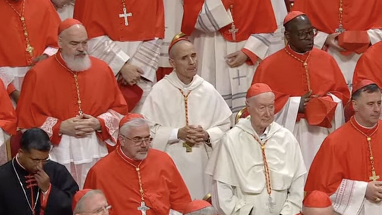 Vesco, de blanco, detrás de Radcliffe, también como el hábito dominico