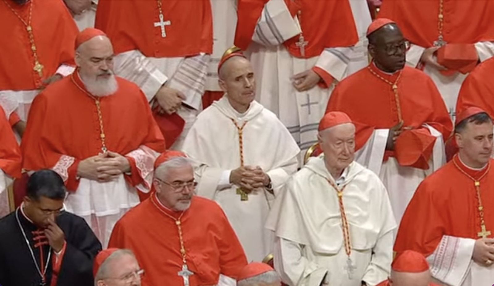 Vesco, de blanco, detrás de Radcliffe, también como el hábito dominico