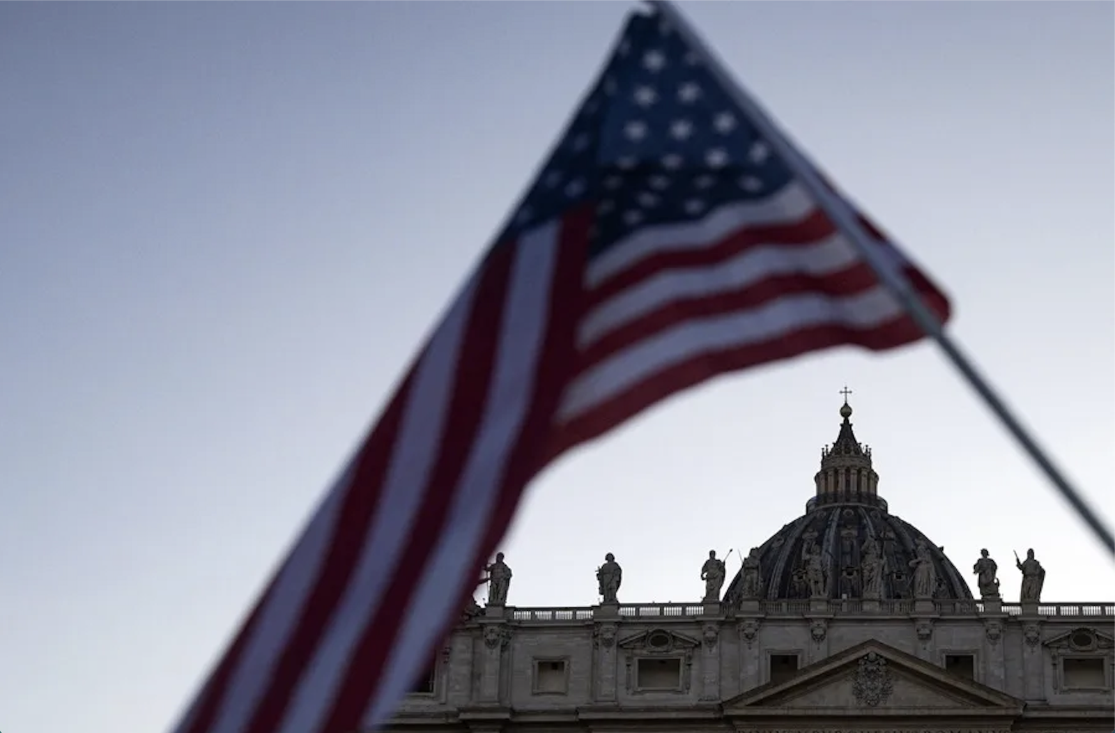 La bandera de EEUU con la cúpula de San Pedro al fondo