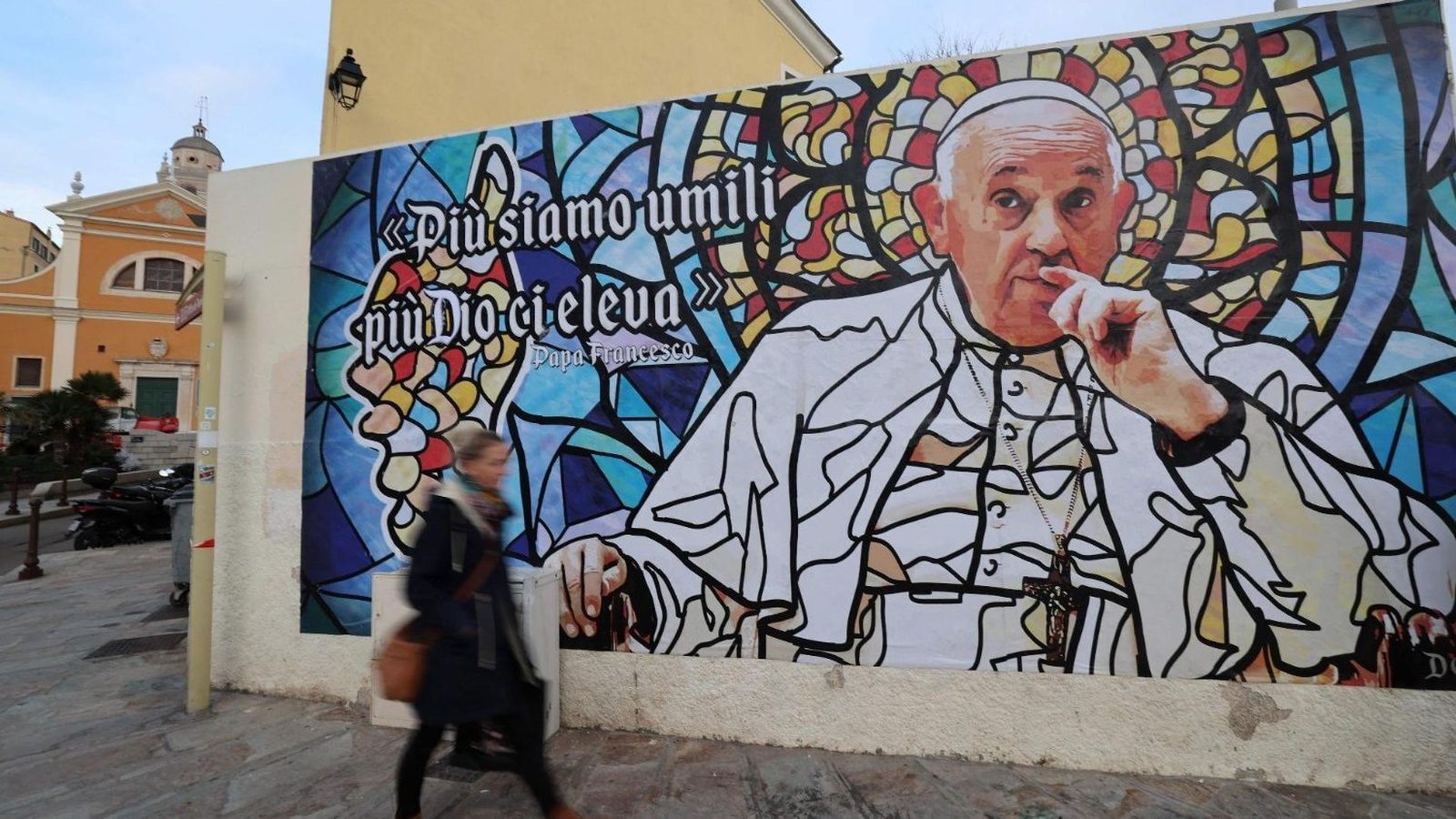 Mural que espera al papa en Ajaccio