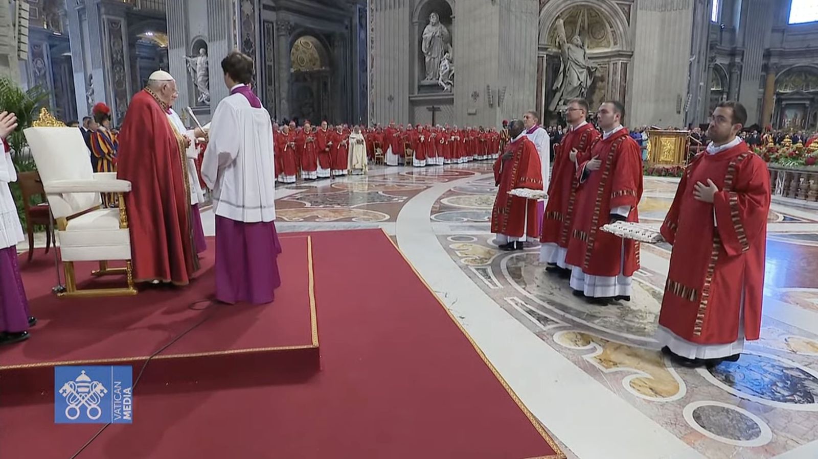 Francisco bendice los 32 palios