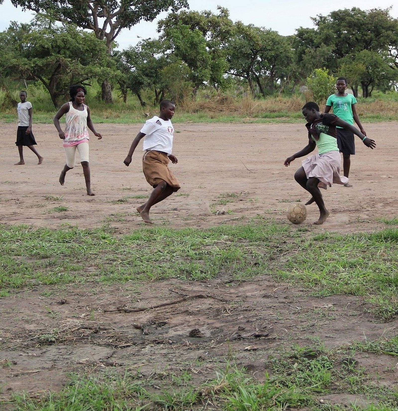 Jugando al fútbol en Palabek