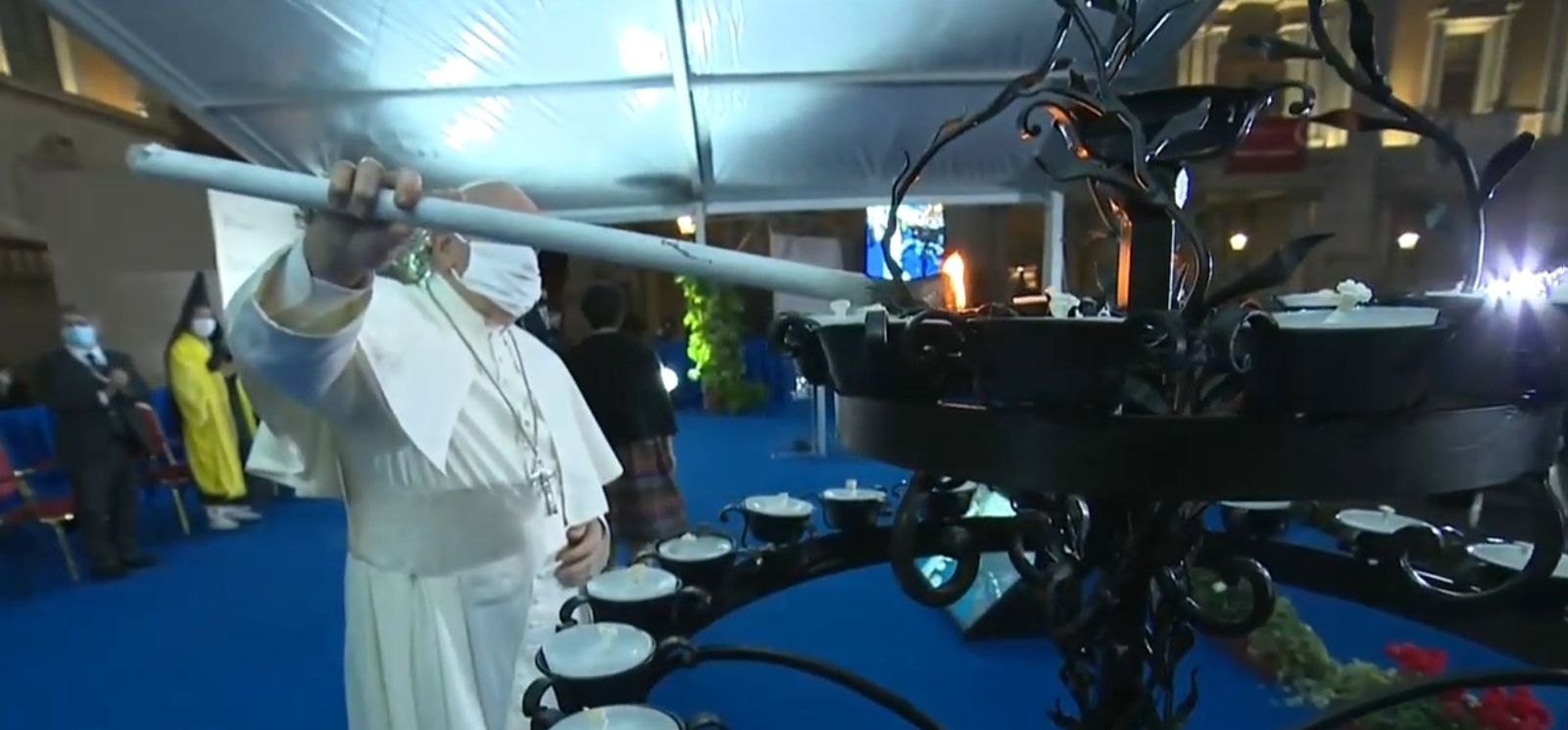 El Papa enciende una vela de la paz