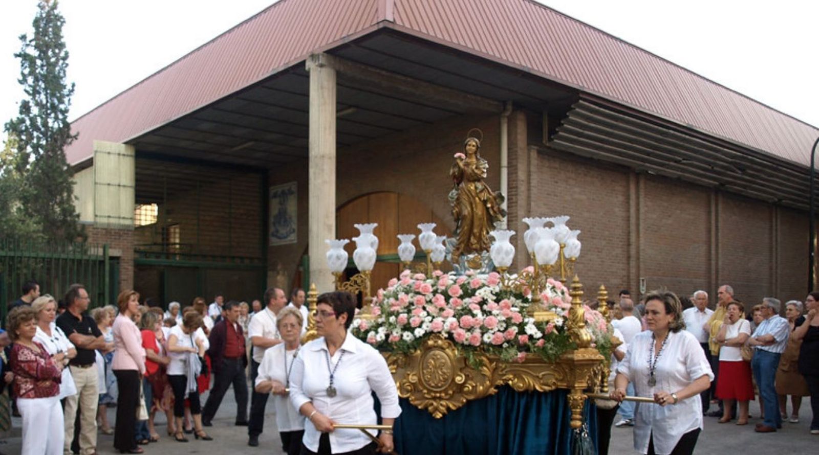 Procesión de la Virgen en el barrio Oliver