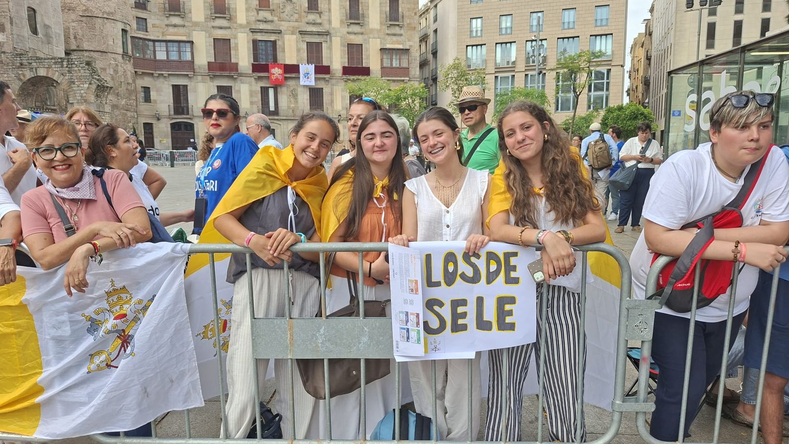 Jóvenes esperan al papa en la Seu