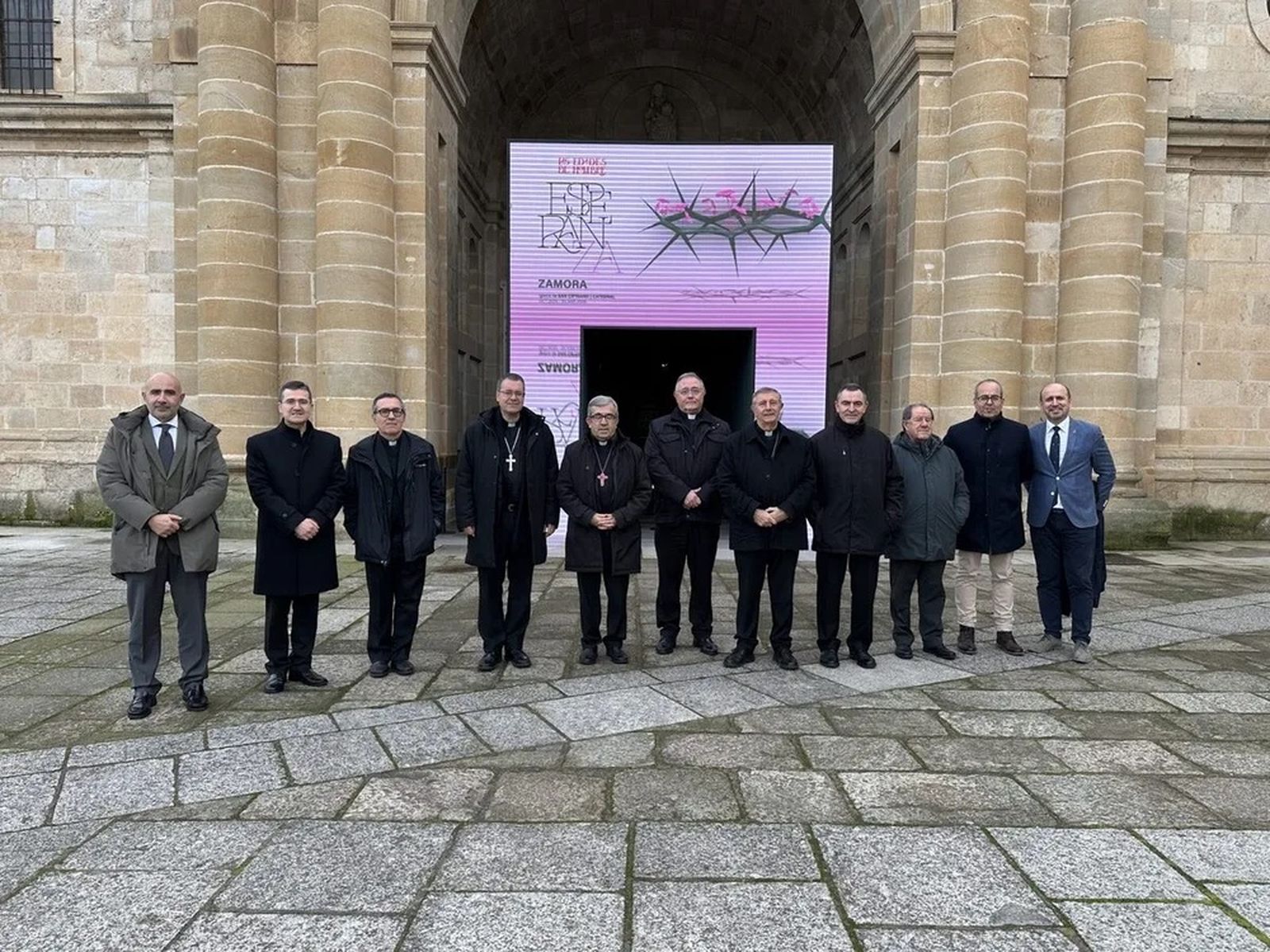 El obispo de Segovia cuarto por la derecha, junto a los integrantes del patronato hoy en Zamora