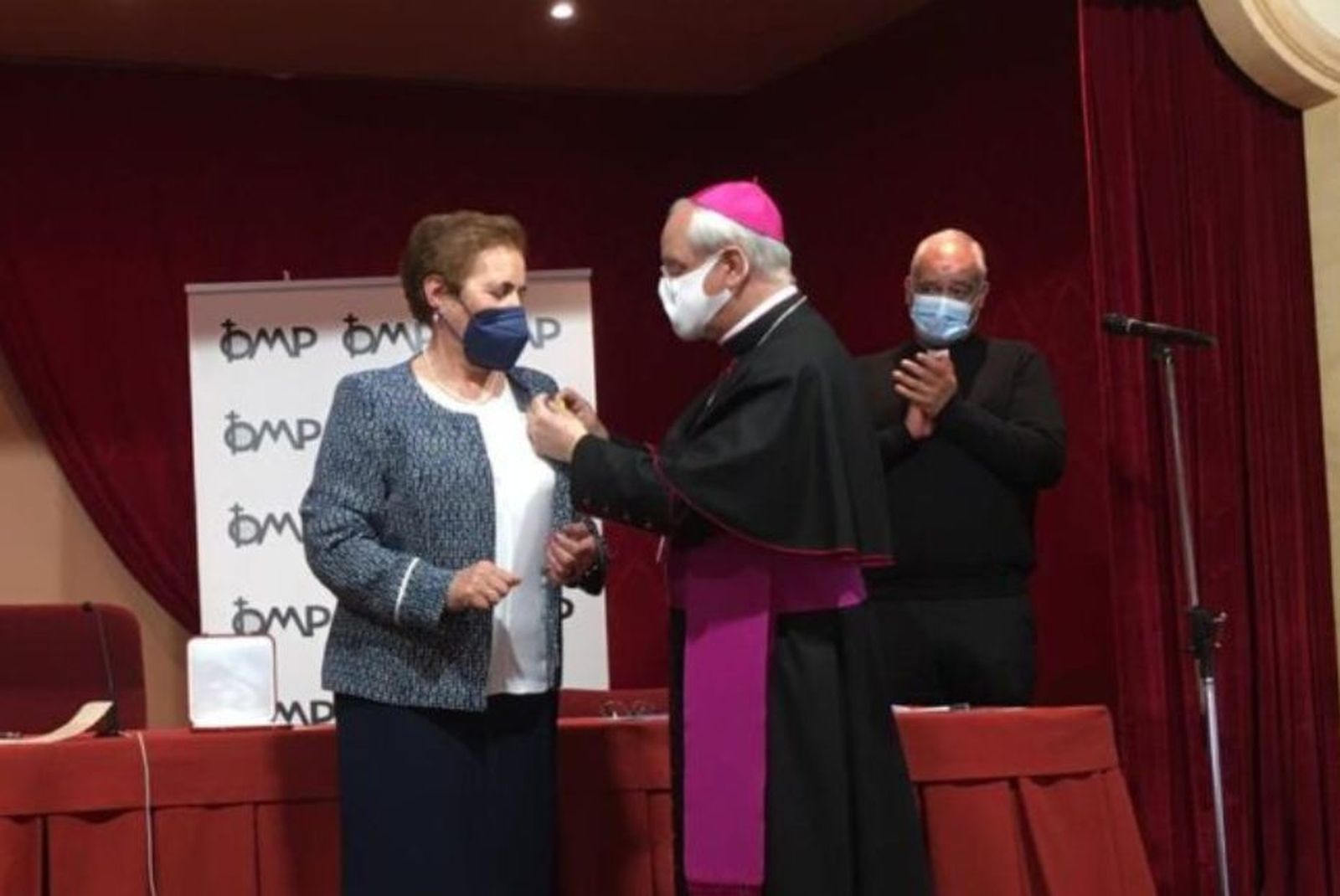 IMposición de la medalla a Josefa Ledo