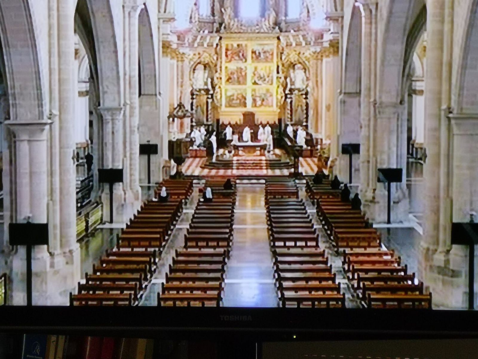 MIsa con la catedral vacía.