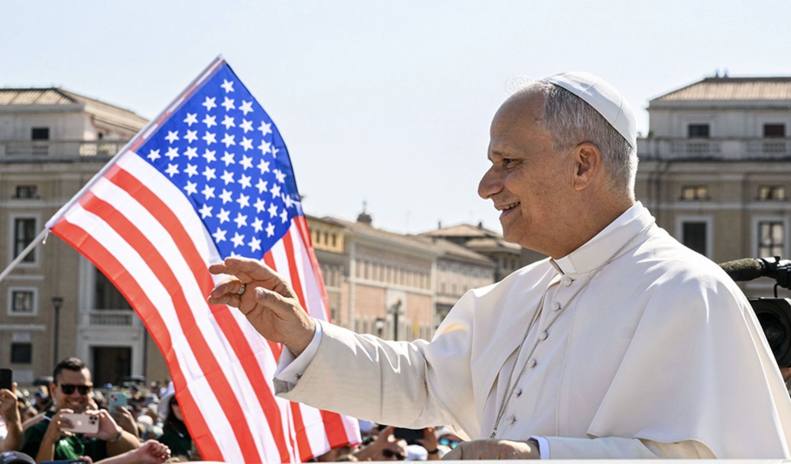 León XIV y la bandera USA