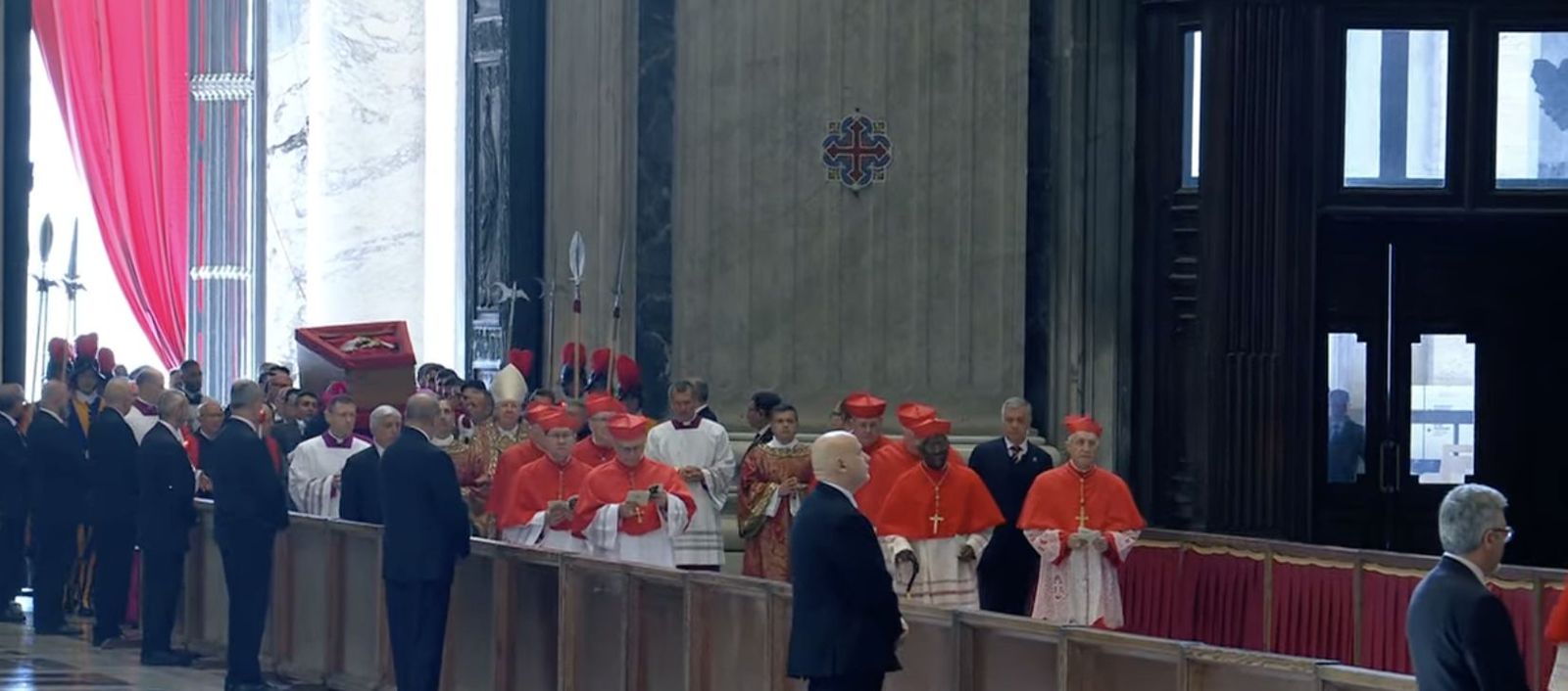 El cuerpo del Papa Francisco, ya en San Pedro