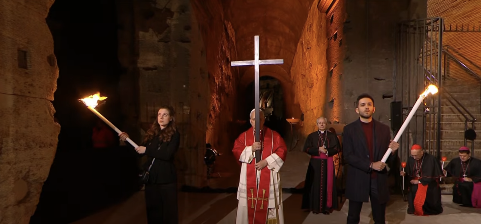 León XIV, portando la cruz en el Vía Crucis