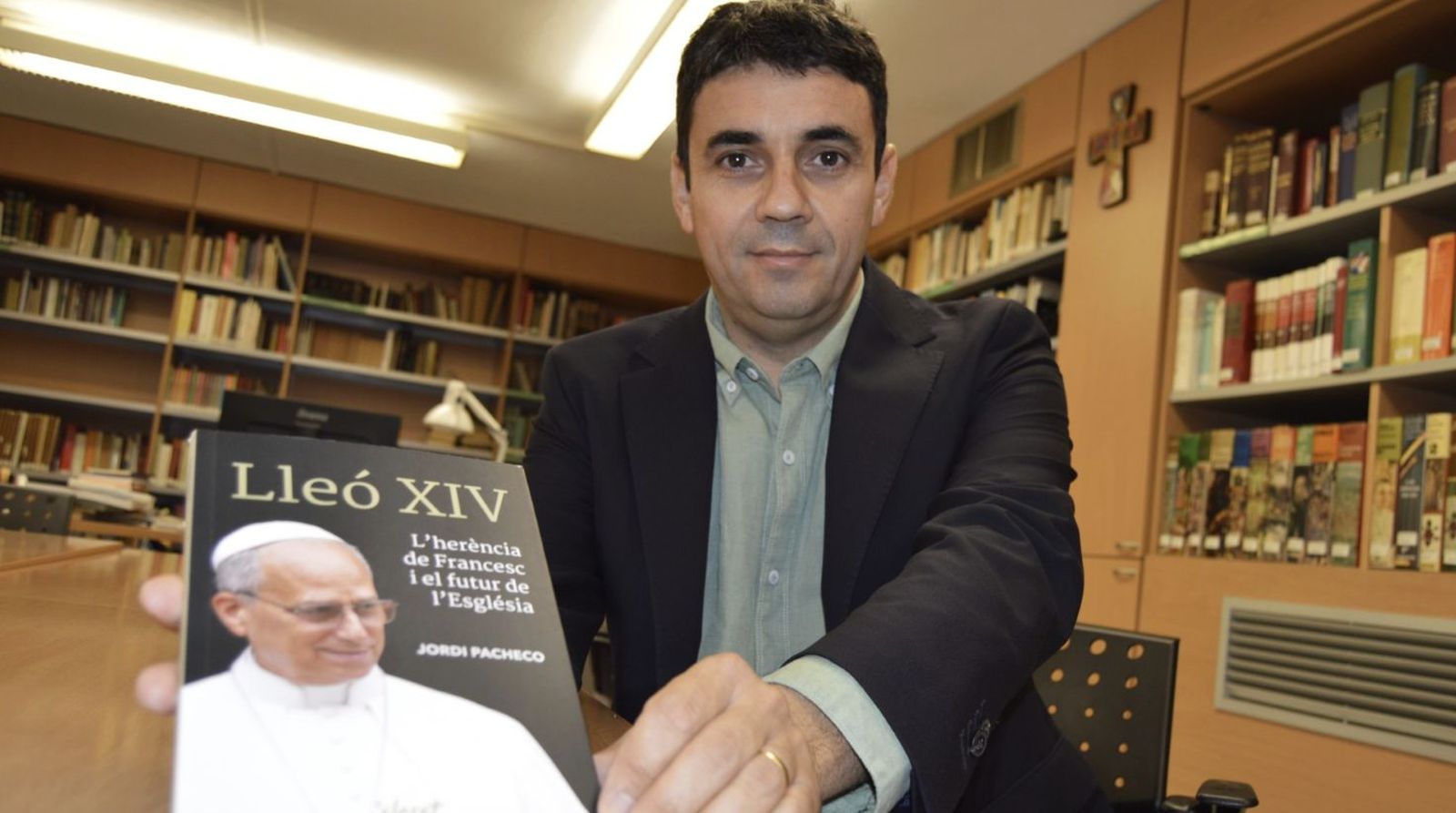 Jordi Pacheco, junto a su libro