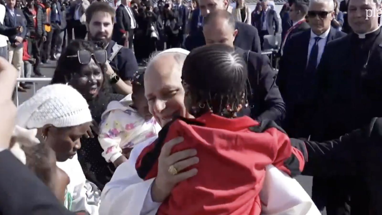 El abrazo del Papa a un niño en Tenerife