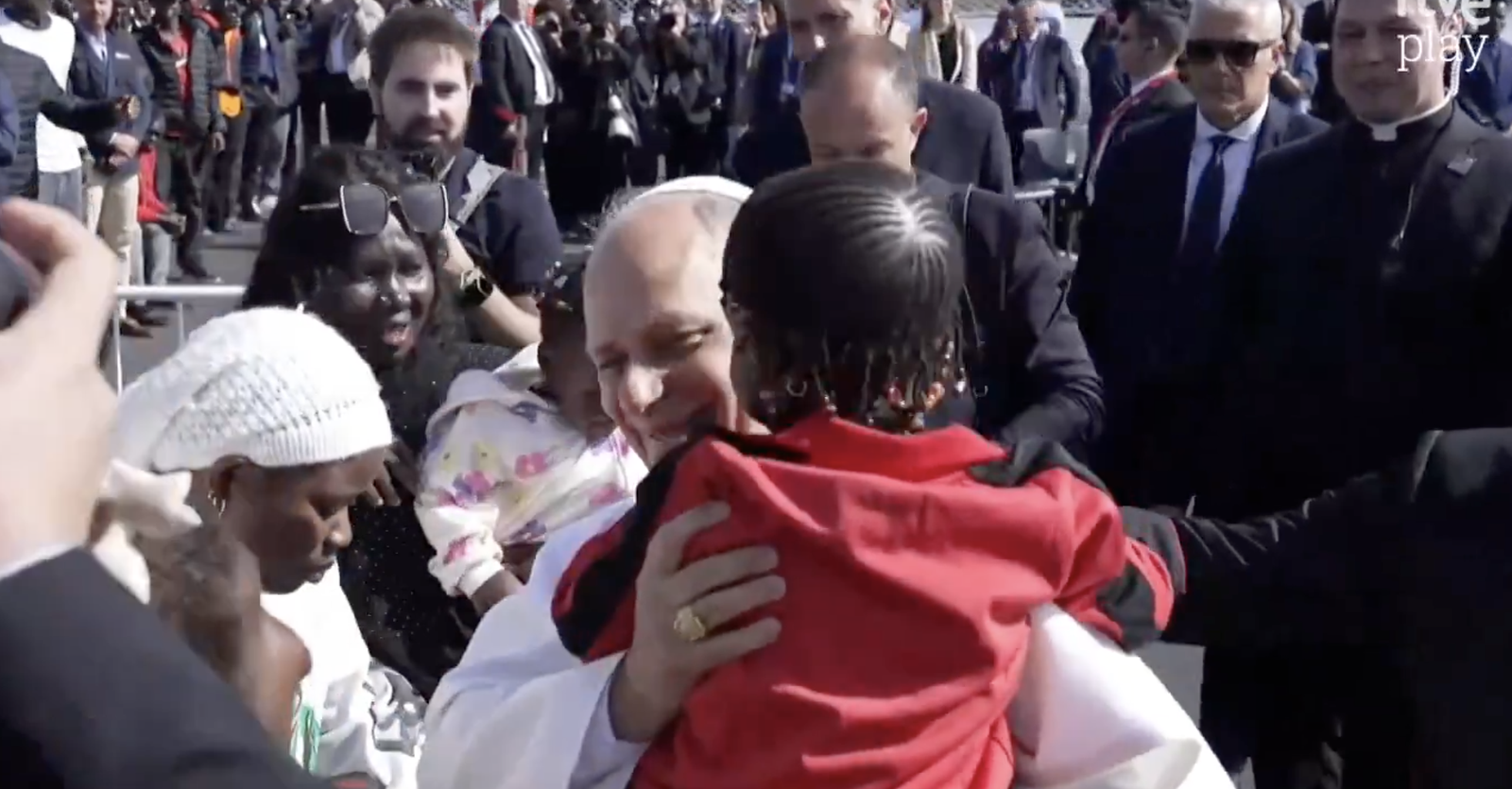 El abrazo del Papa a un niño en Tenerife