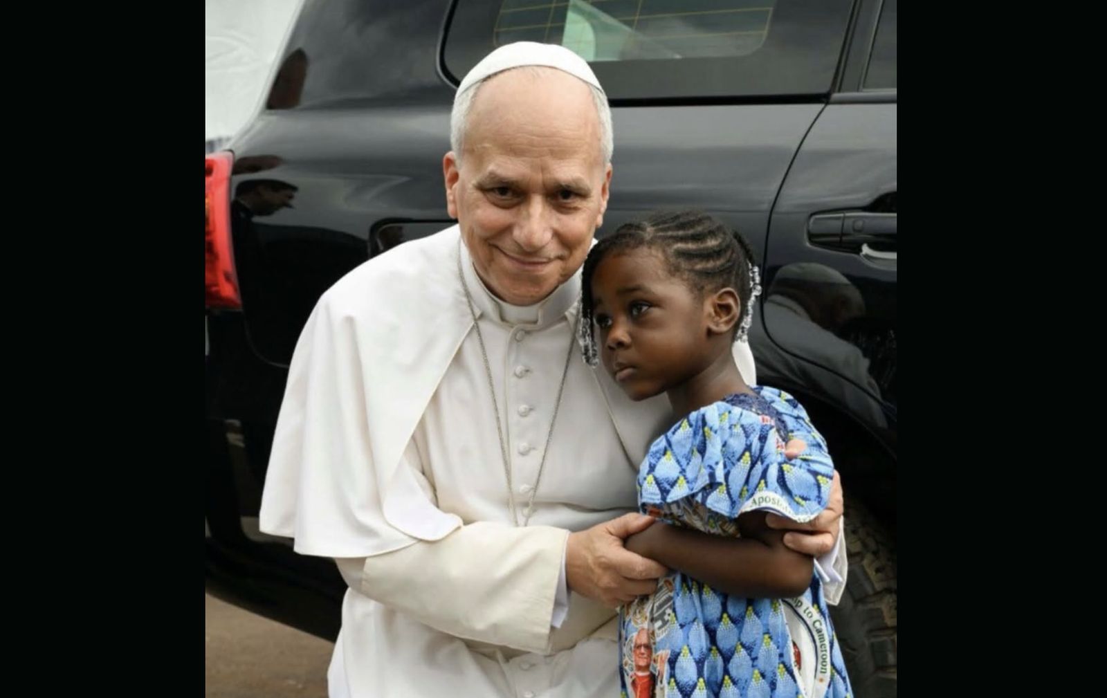La imagen del Papa con una niña en África que dio la vuelta al mundo