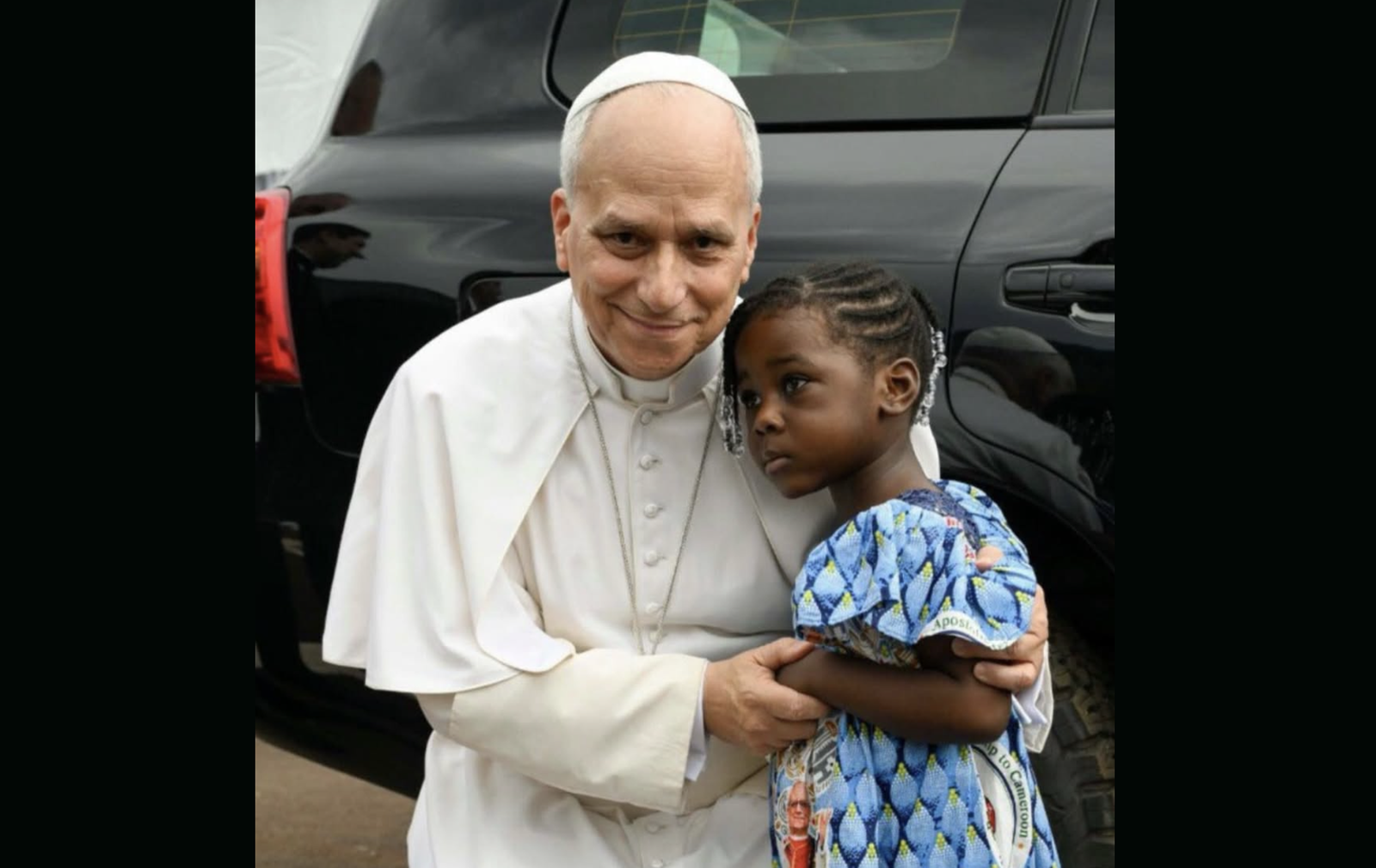 La imagen del Papa con una niña en África que dio la vuelta al mundo