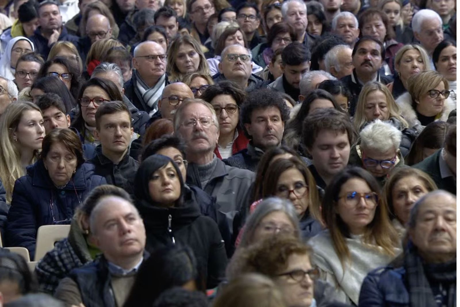 Fieles en la misa de la Epifanía del Señor en la basílica de San Pedro