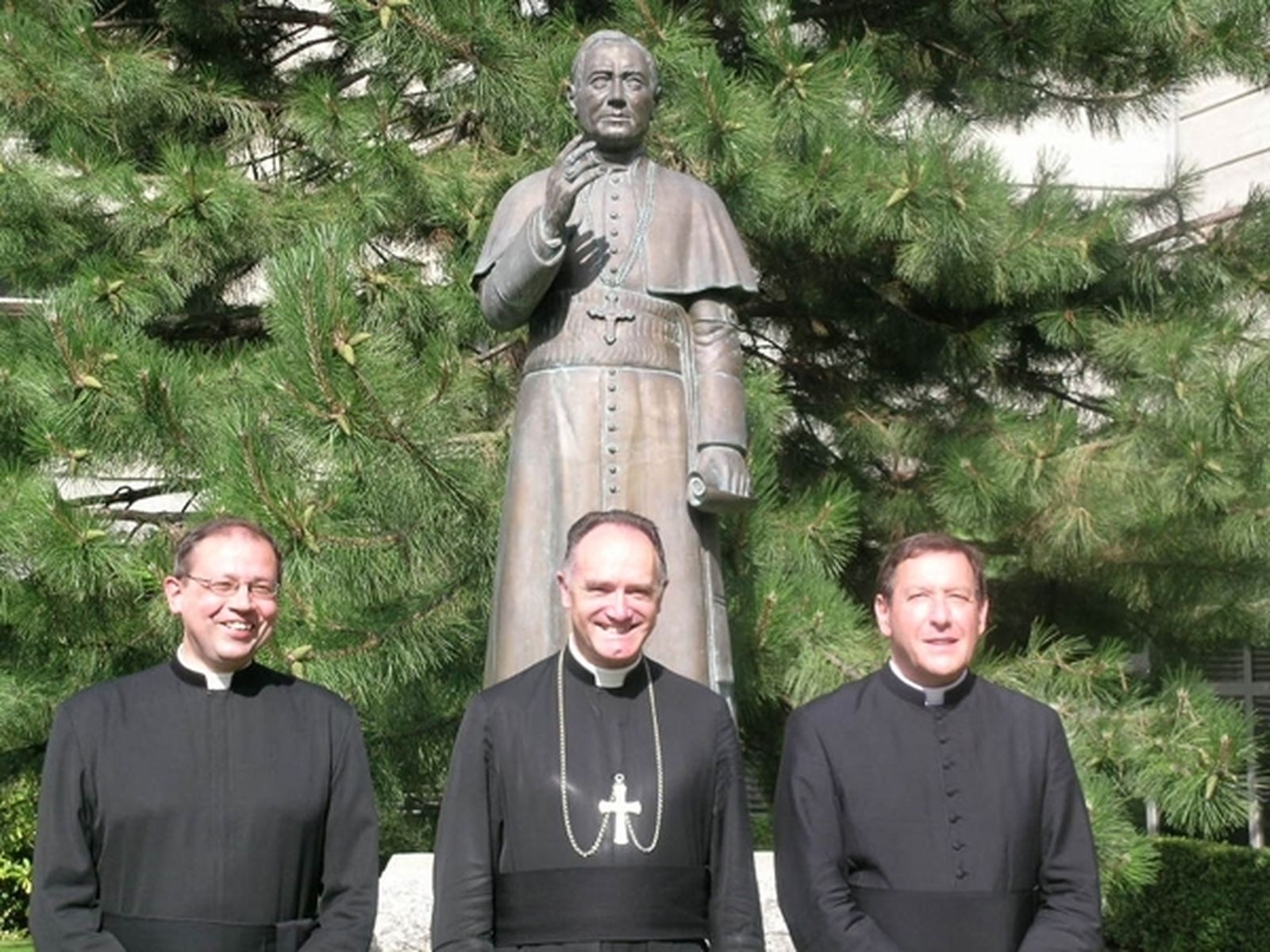 El superior general de los lefebvrianos, con dos de sus asistentes