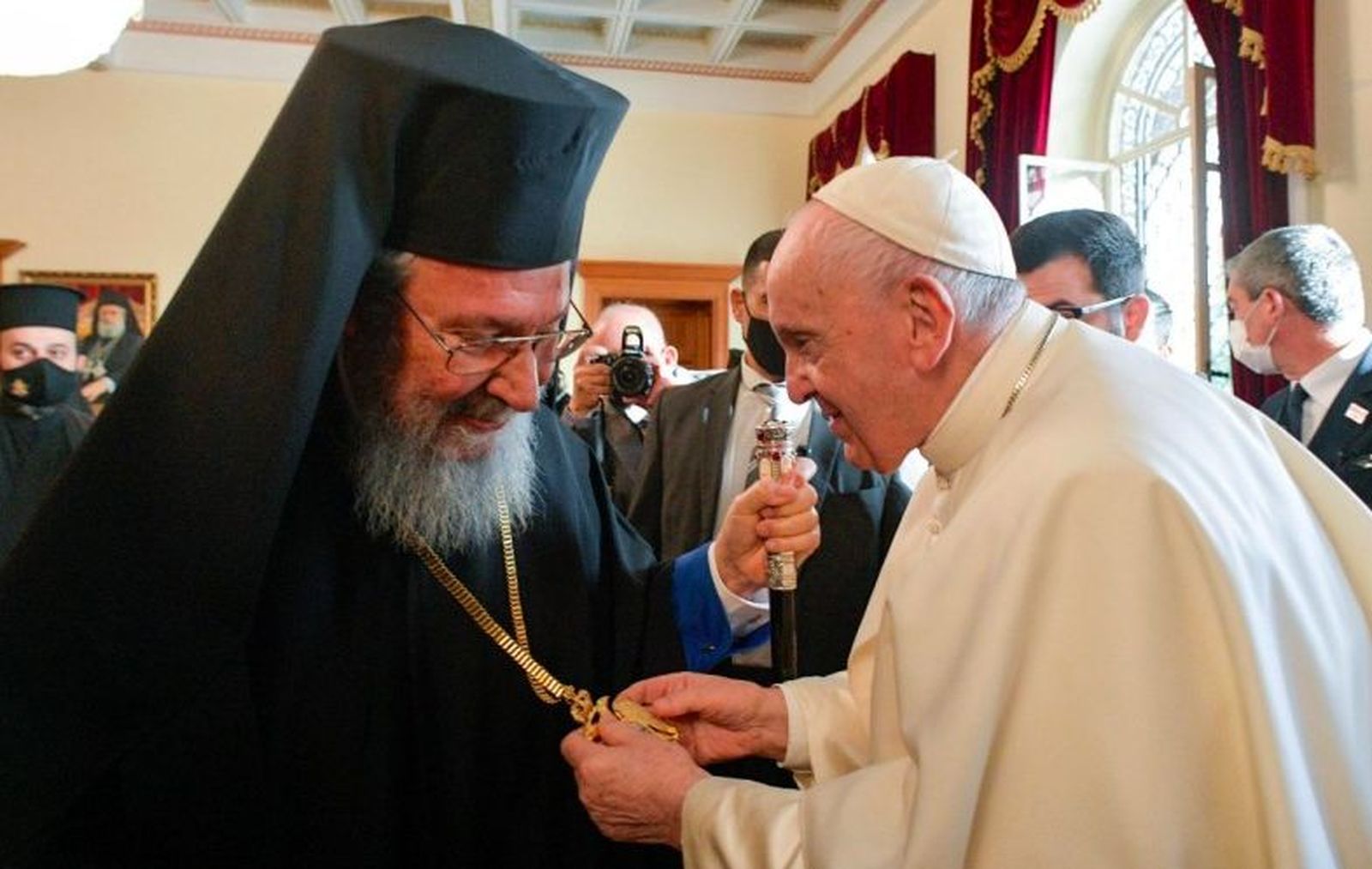 Francisco besa la cruz de Crisóstomos