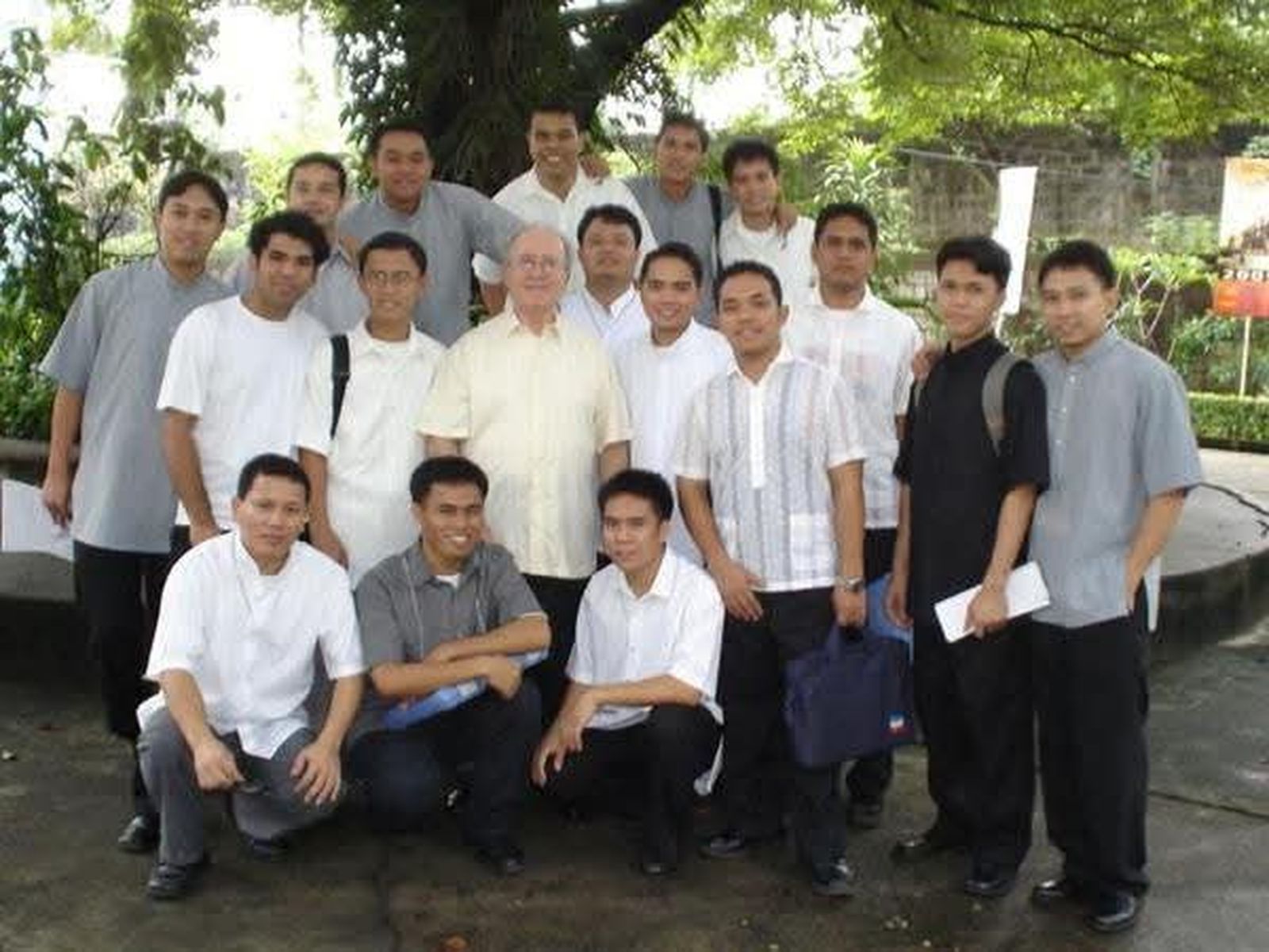 Fausto Gómez ejerciendo de profesor de Teología Moral en Filipinas rodeado de estudiantes agustinos que convivieron con Robert F. Prevost cuando vino este a Filipinas. Foto de A. Sollano