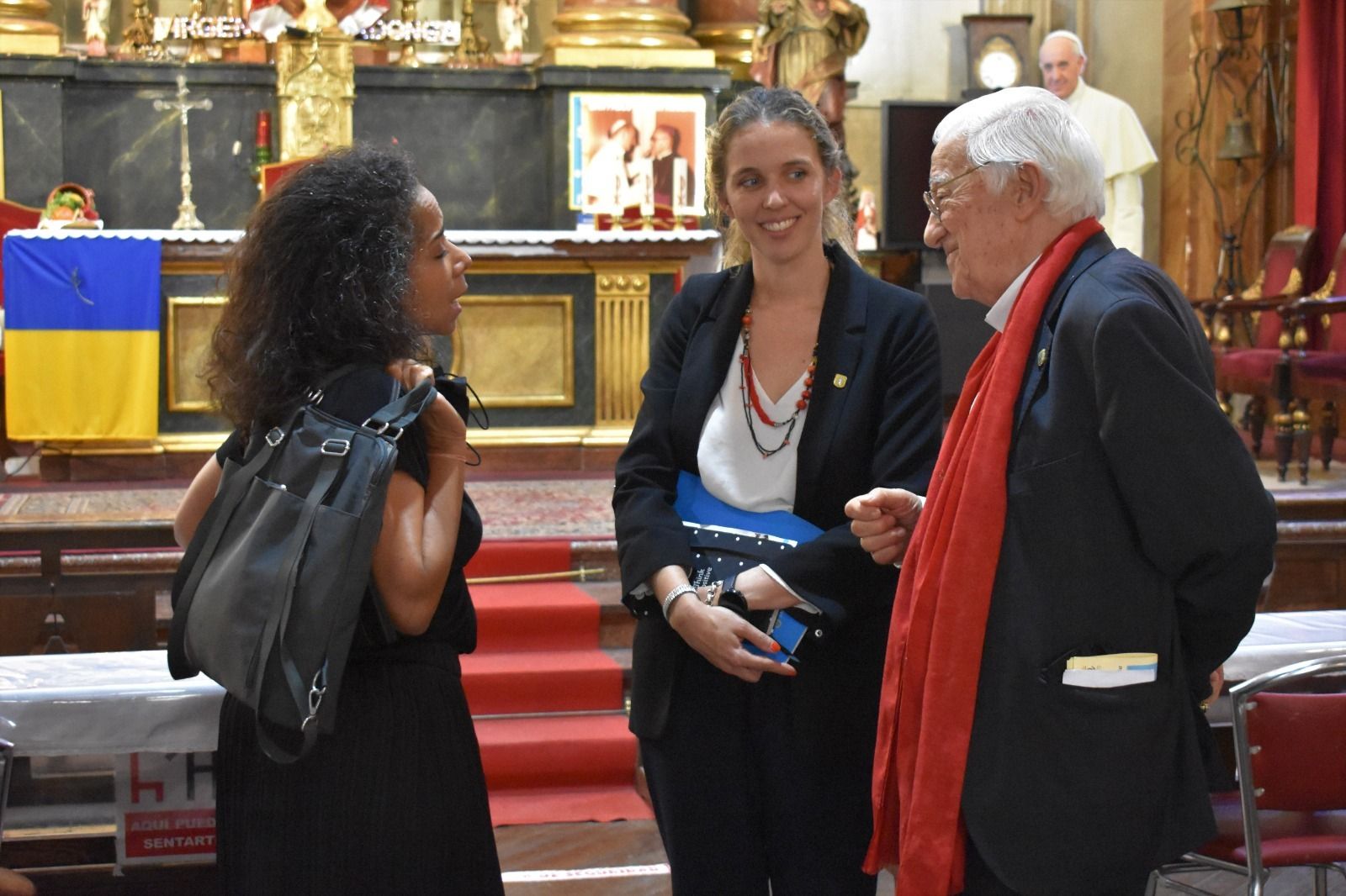 La embajadora de EE.UU. en España, con el padre Ángel en San Antón