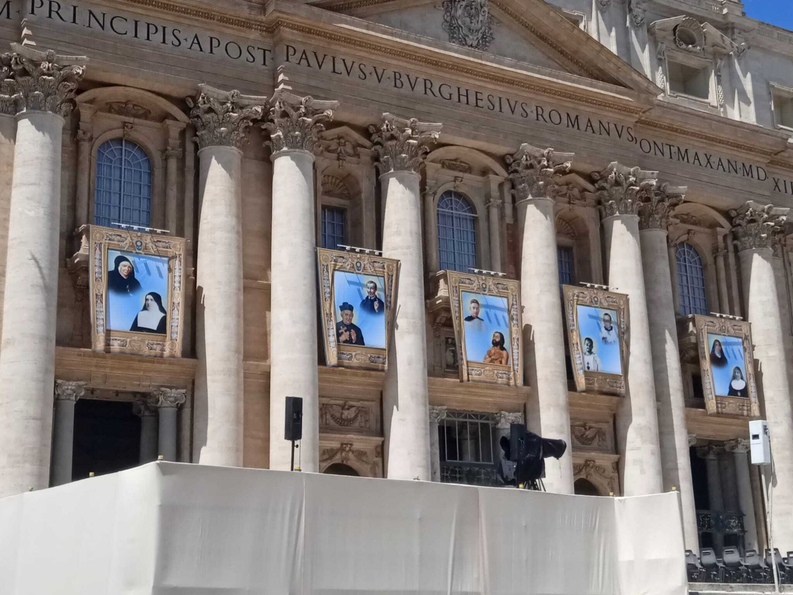 Los tapices de los nuevos santos, ya preparados