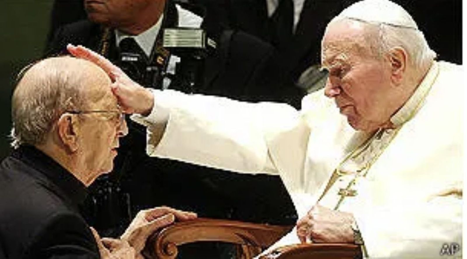 Juan Pablo II bendiciendo al super pederasta Maciel