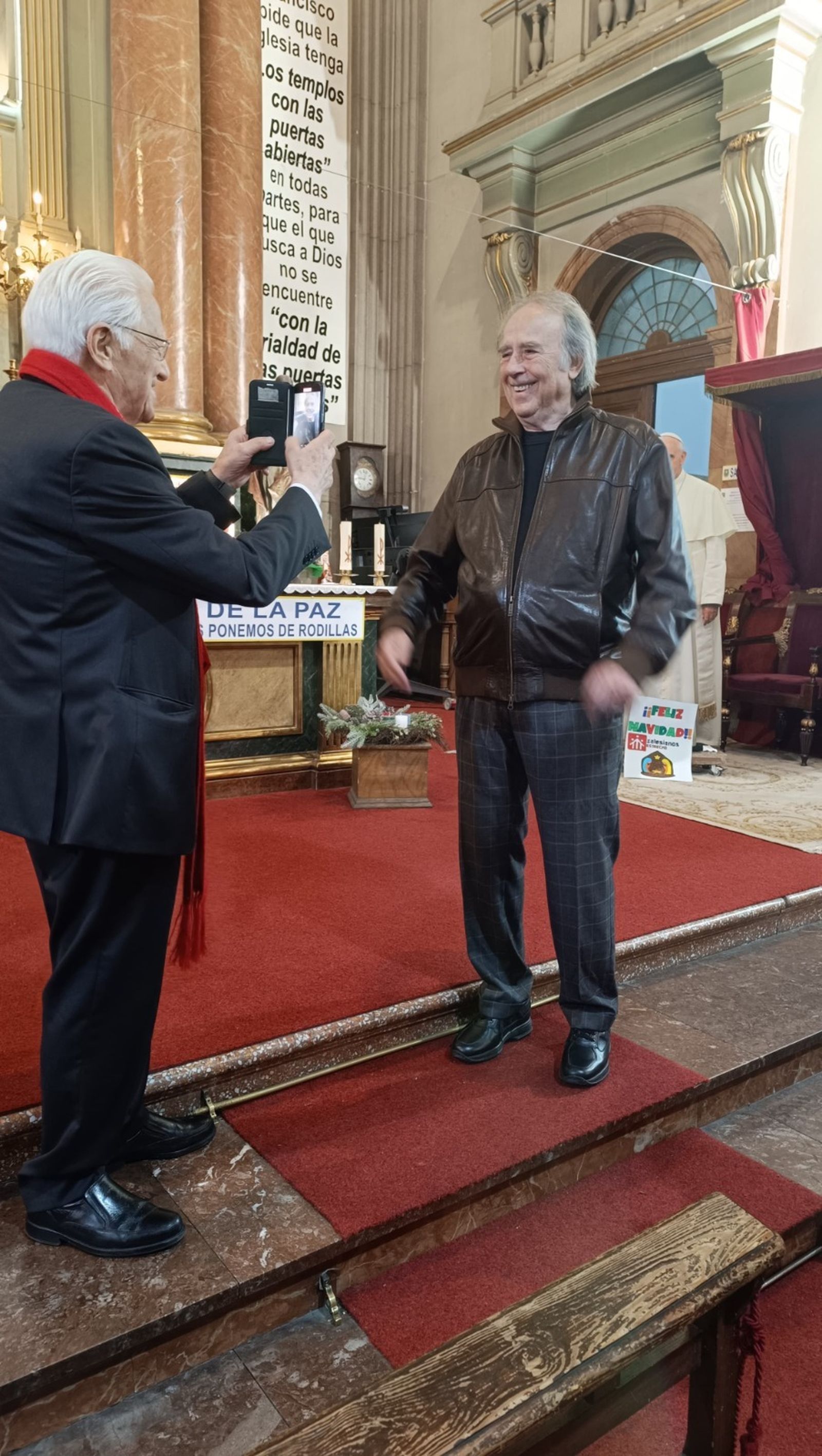 El padre Ángel con Serrat