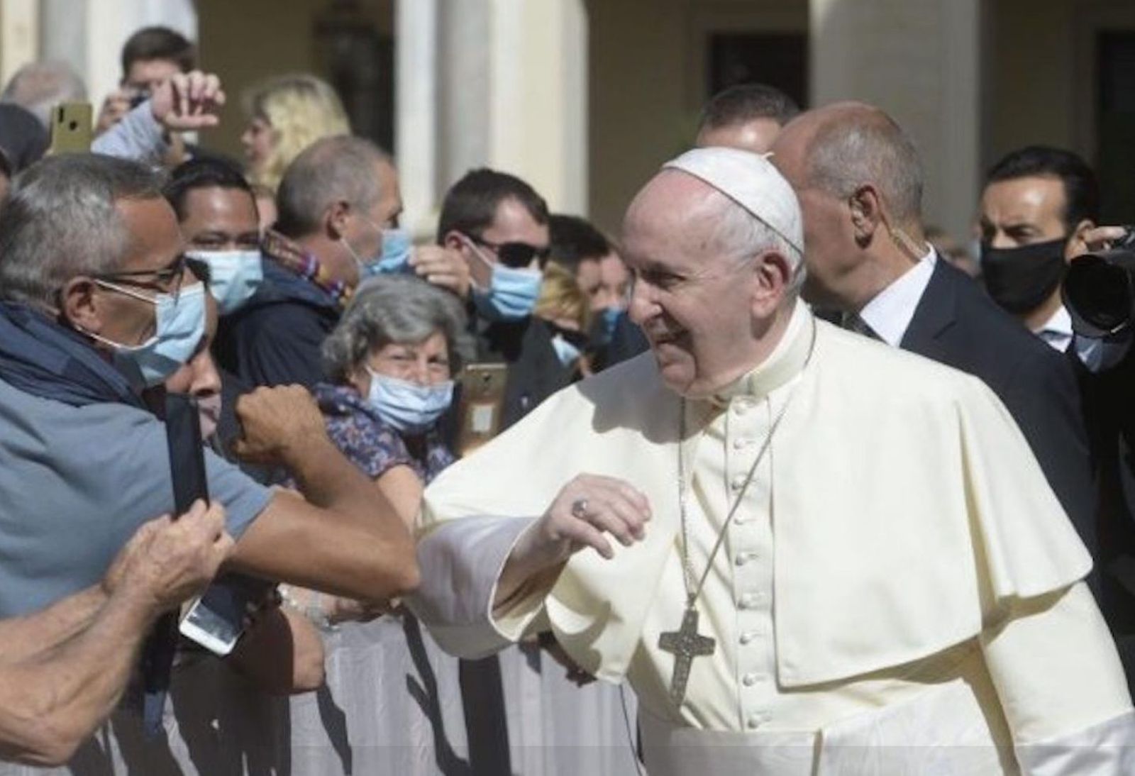 El Papa, en la audiencia, saluda con el codo