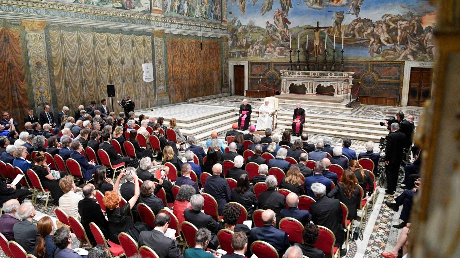 El escritor Javier Cercas estaba entre los artistas con los que se reunió Franisco