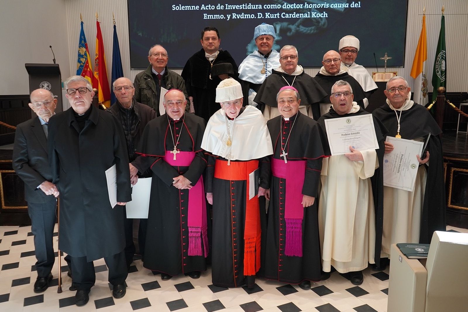 Foto de familia con el grupo de profesores eméritos