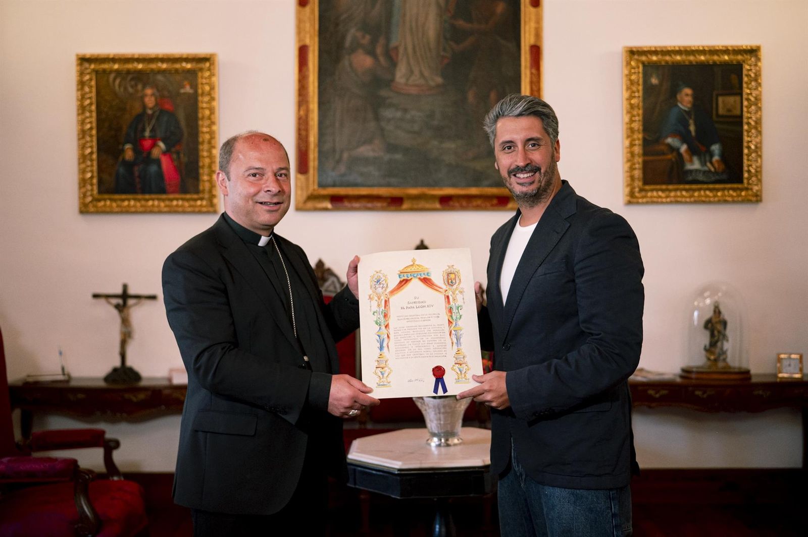 El obispo de Tenerife, Eloy Santiago, y el alcalde de La Laguna, Luis Yeray Gutiérrez, en el documento que da fe de la visita del Papa al municipio