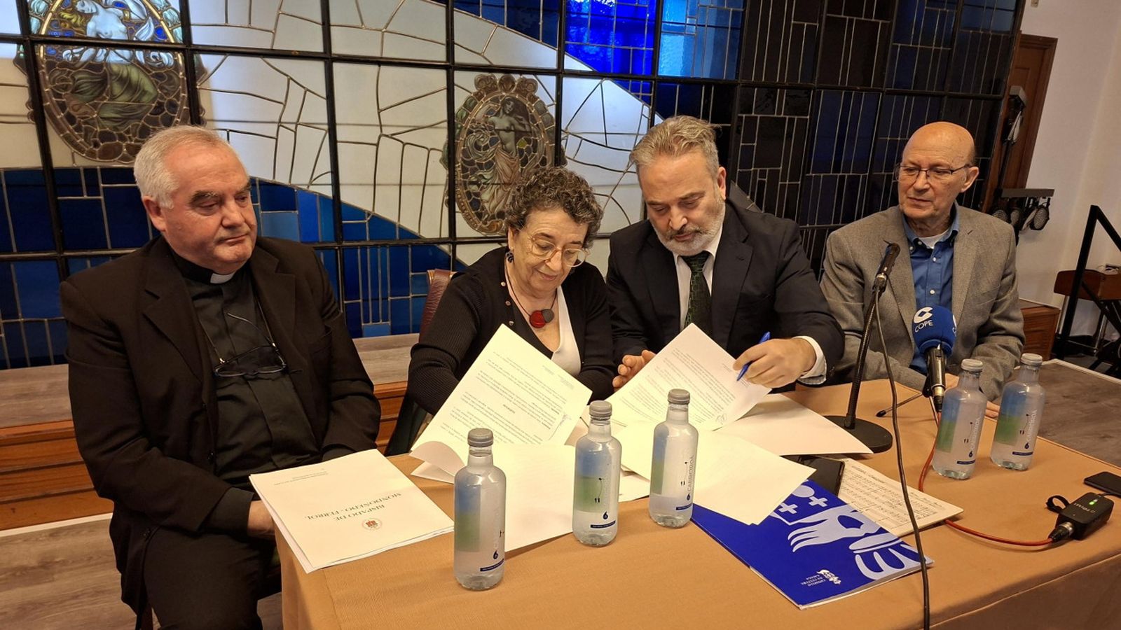 Firma del acuerdo de cesión