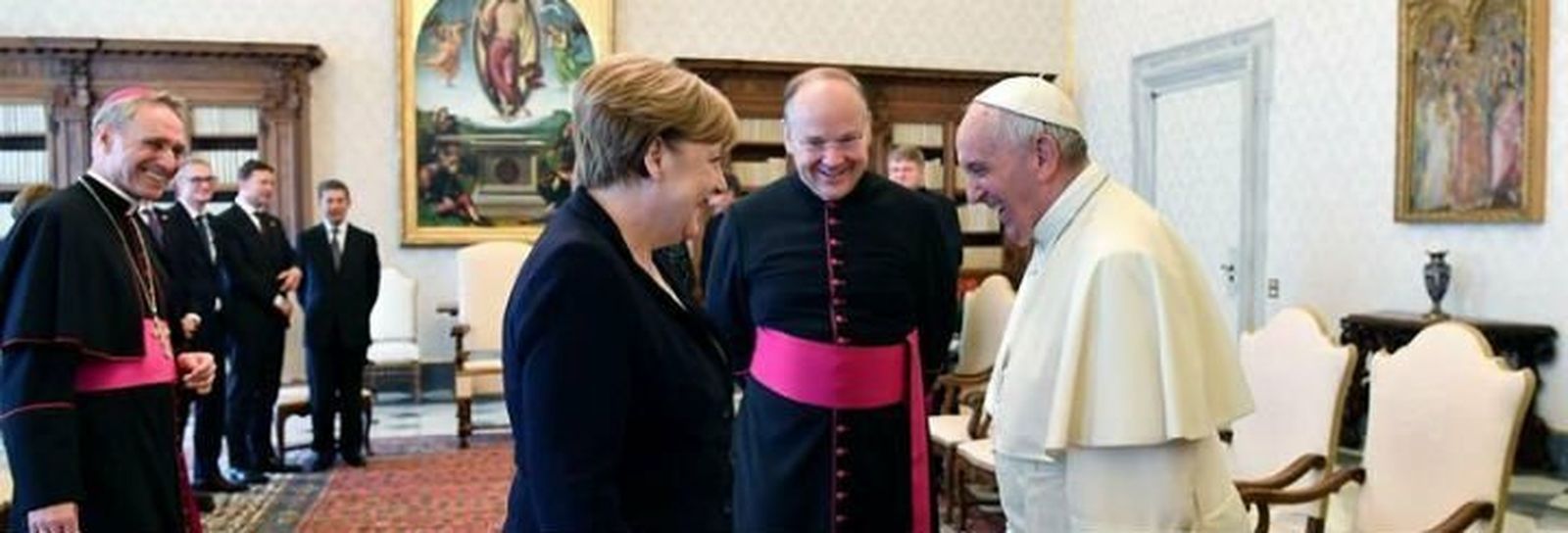El Papa sonríe con Angela Merkel