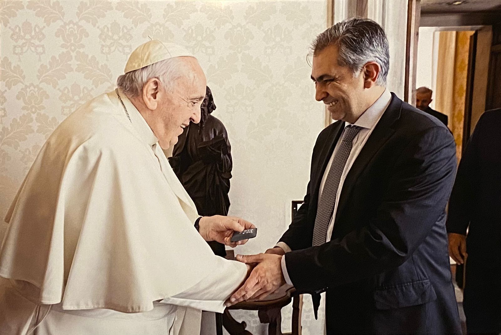 Óscar Elizalde saluda al Papa Francisco