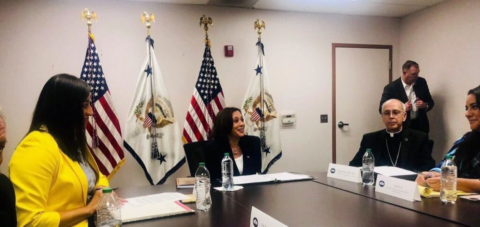 El obispo de El Paso 'bendice' a Kamala Harris y al trabajo de la Administración Biden con migrantes y refugiados