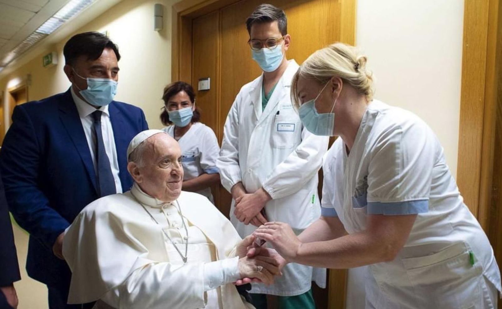 Papa saluda a una enfermera