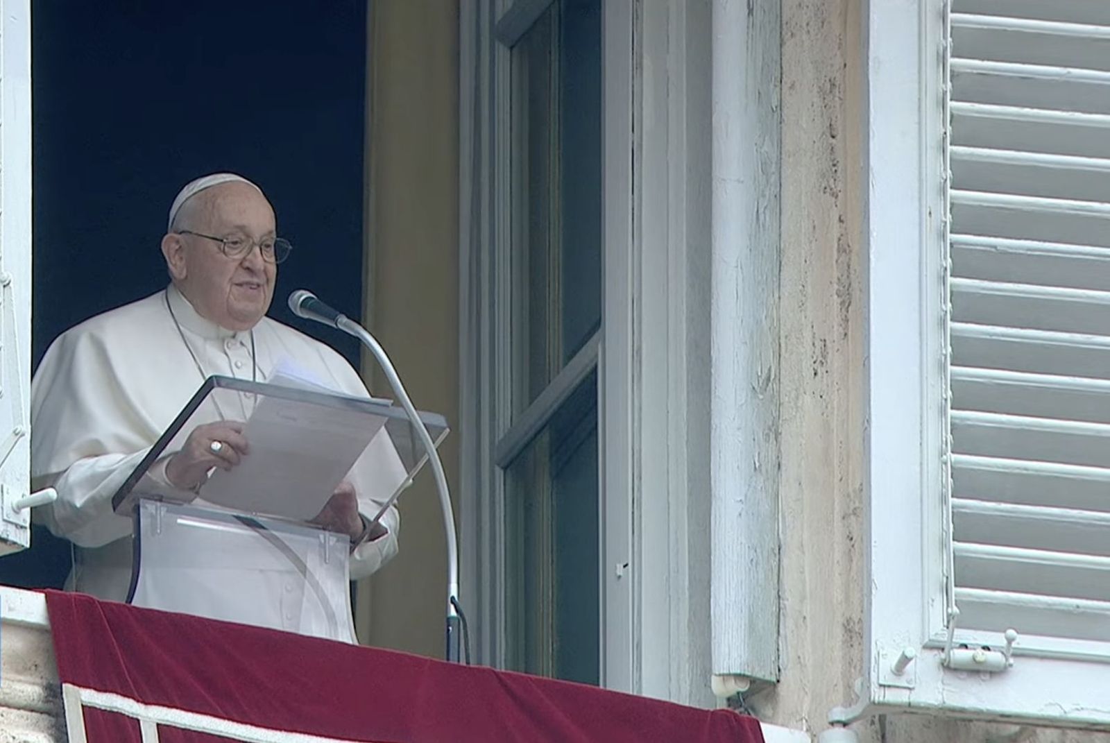 Francisco se dirige a los fieles durante el ángelus