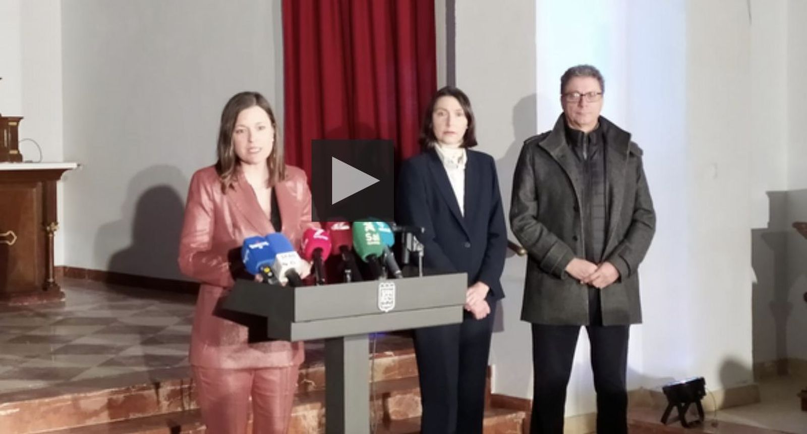 Alcaldesa, Carmen Lobato y el representante de la empresa compradora