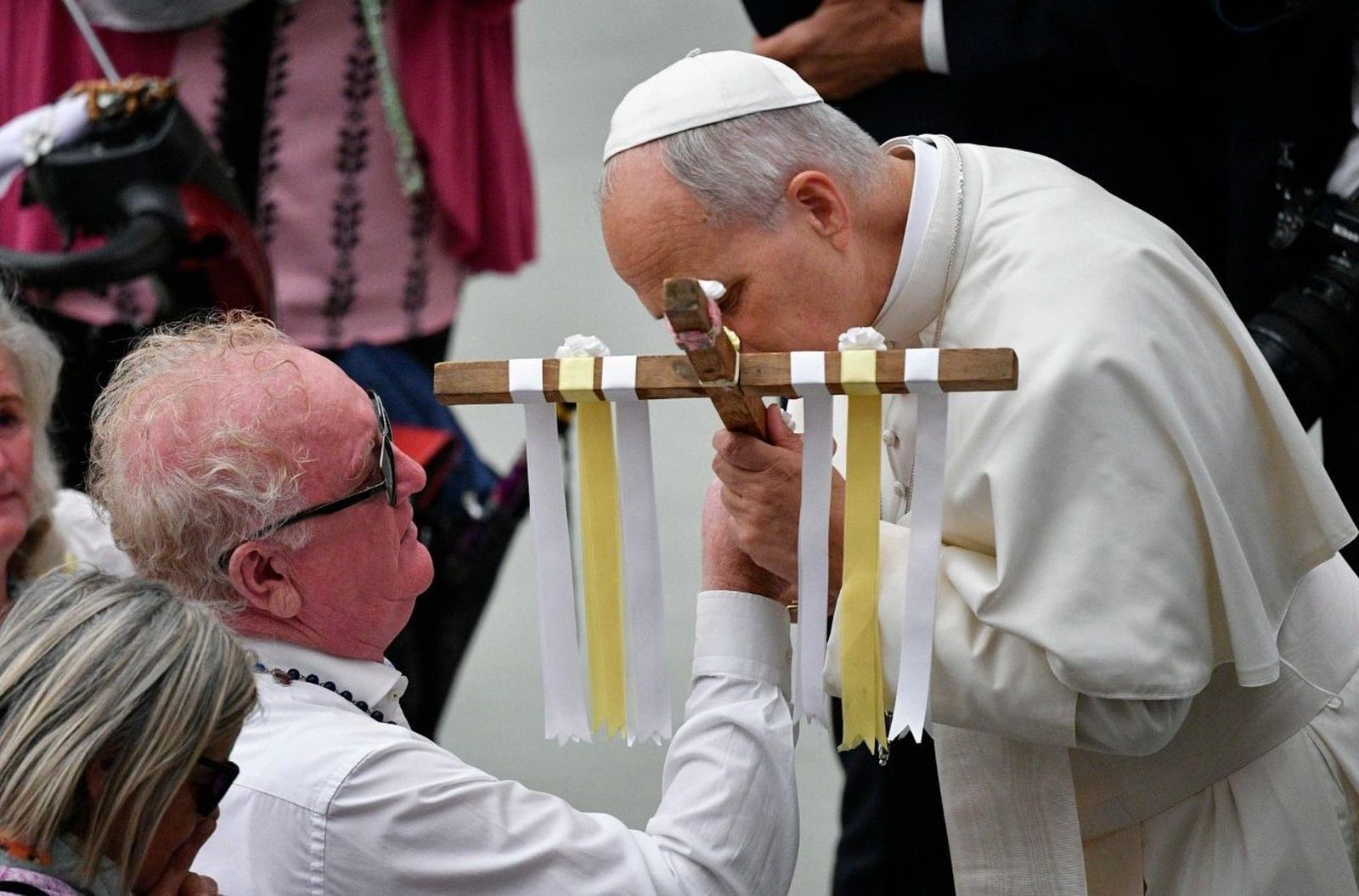 El Papa besa un crucifijo que le presenta en el Jubileo de los romaníes, sinti y caminantes