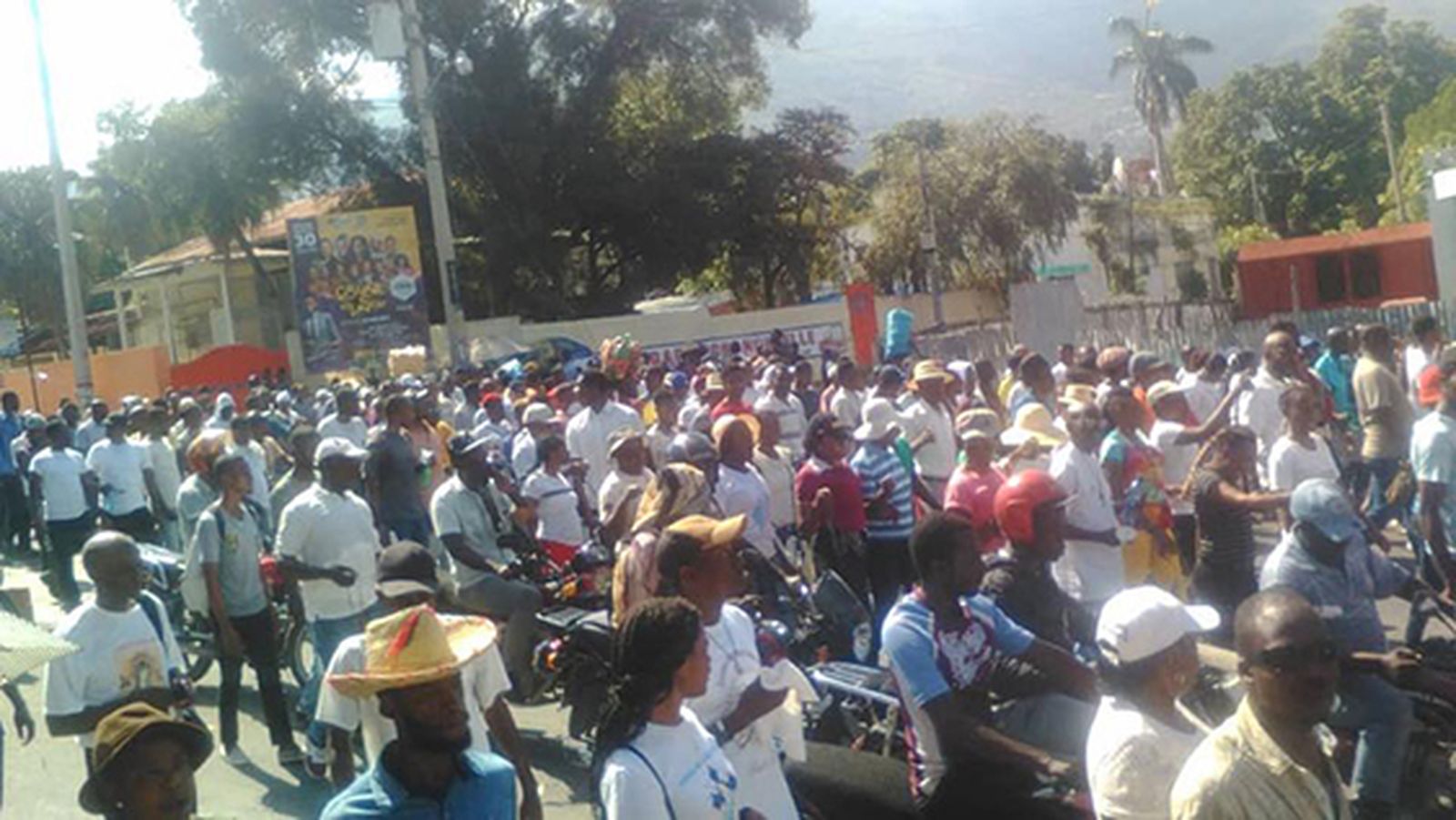 Protesta pacífica desde la catedral de Puerto Príncipe
