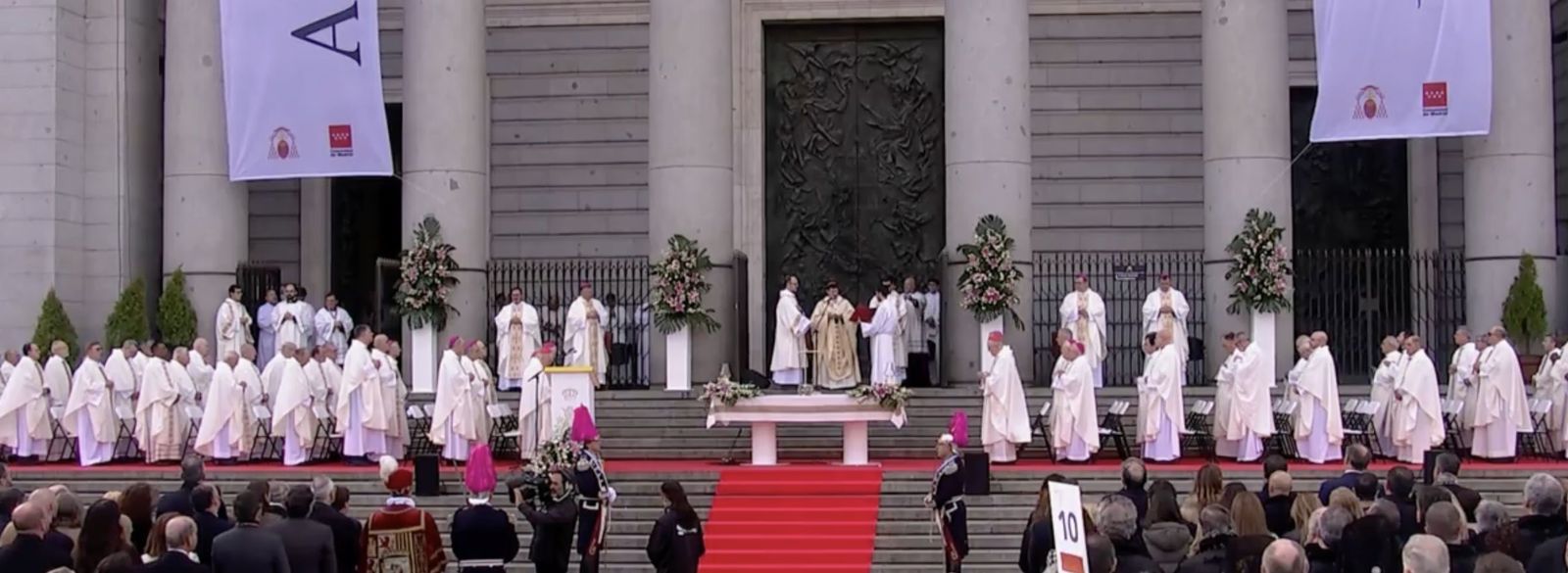 Concelebrantes y autoridades en la plaza de La Almudena