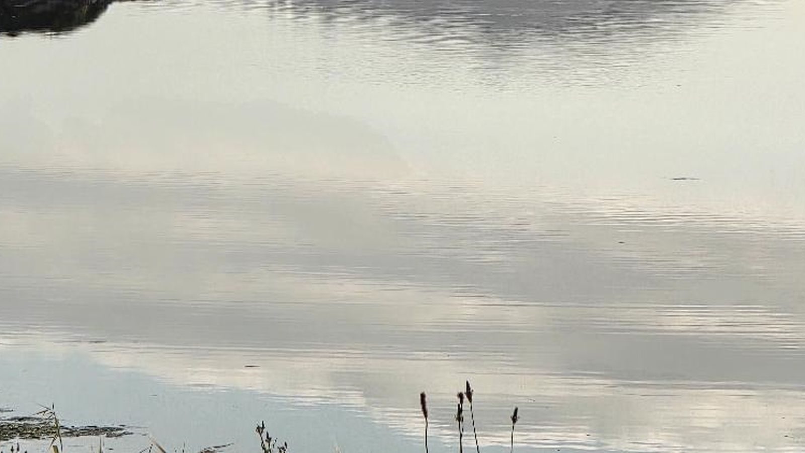 Laguna reflejando las nubes