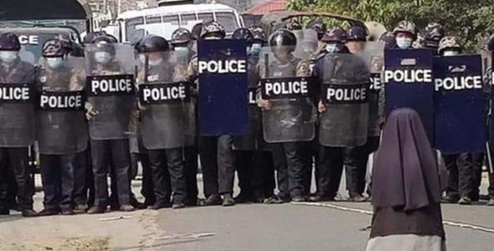 Monja ante la policía