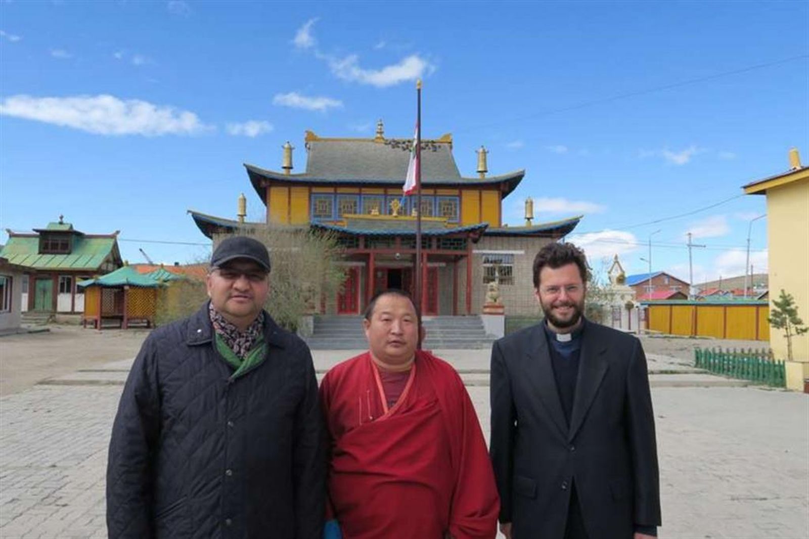 El neocardenal Marengo, a la derecha