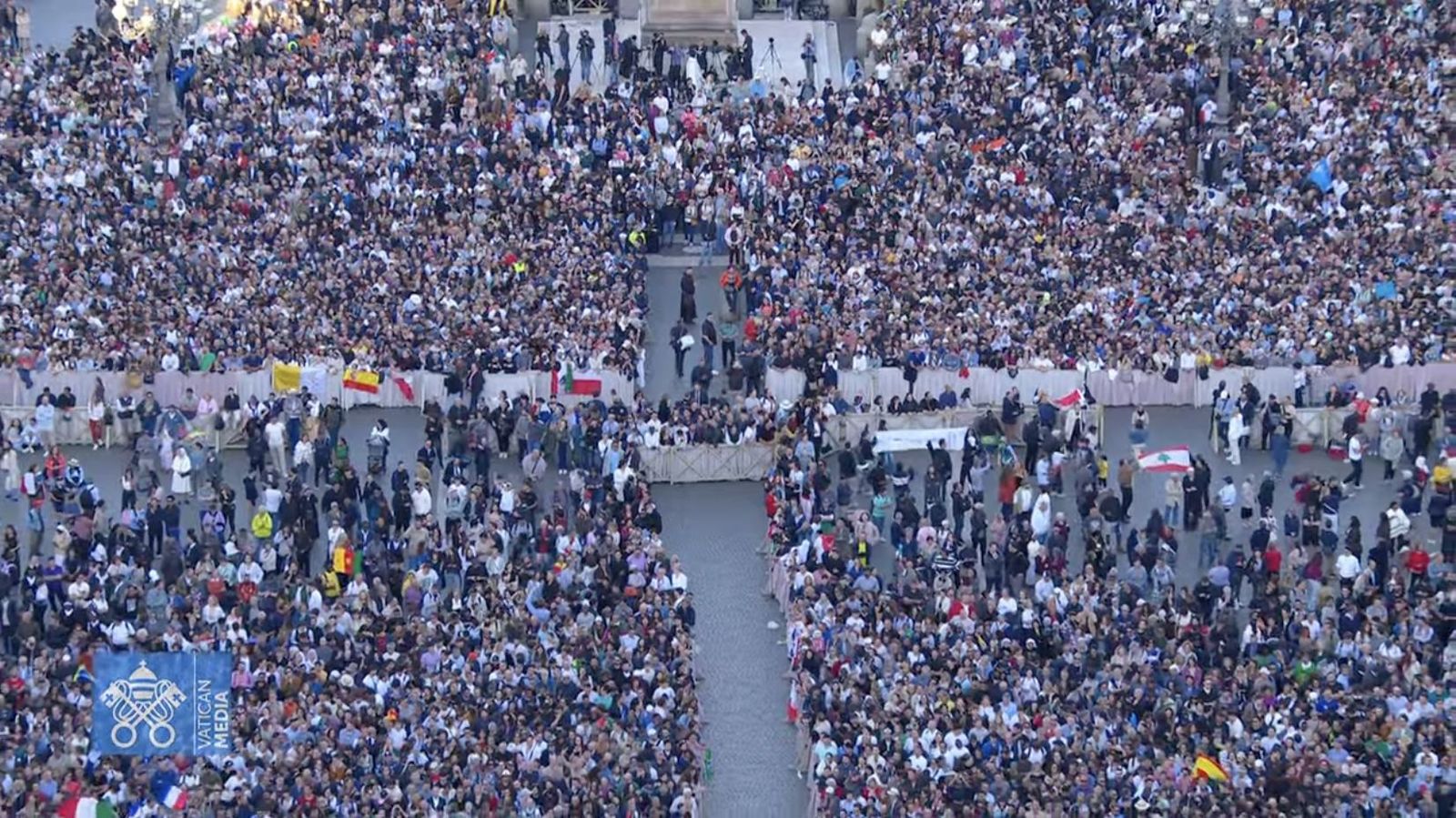 Los fieles llenaron la plaza de San Pedro para saludar al nuevo papa