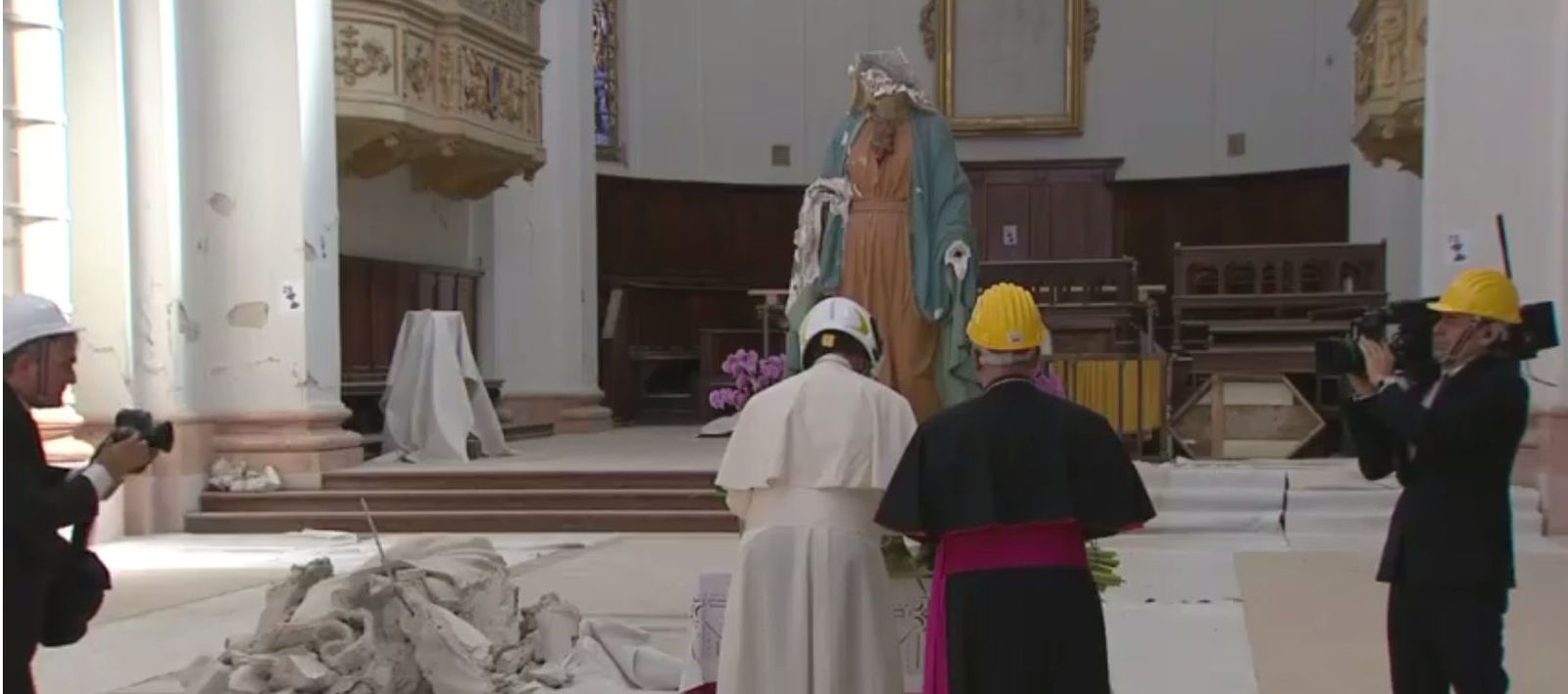 El Papa reza ante la Virgen destruida por el terremoto