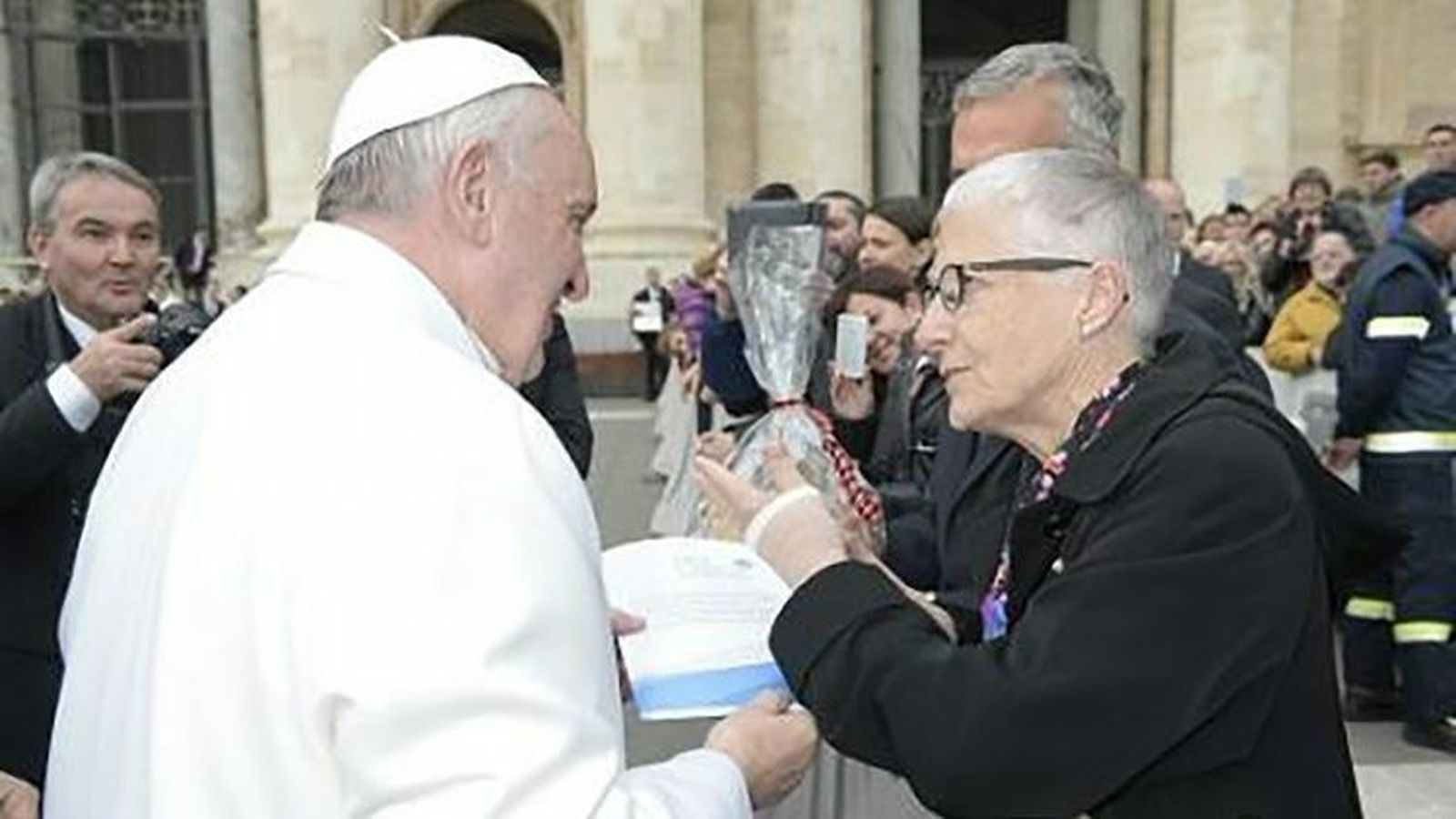 La co-presidenta de Pax Christi, Marie Dennis, con el Papa Francisco